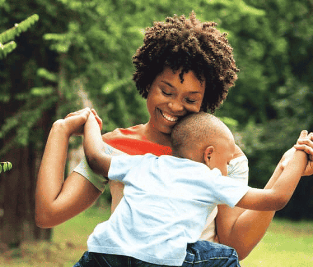 Mulher segurando uma criança | Casasalea | Casapatio