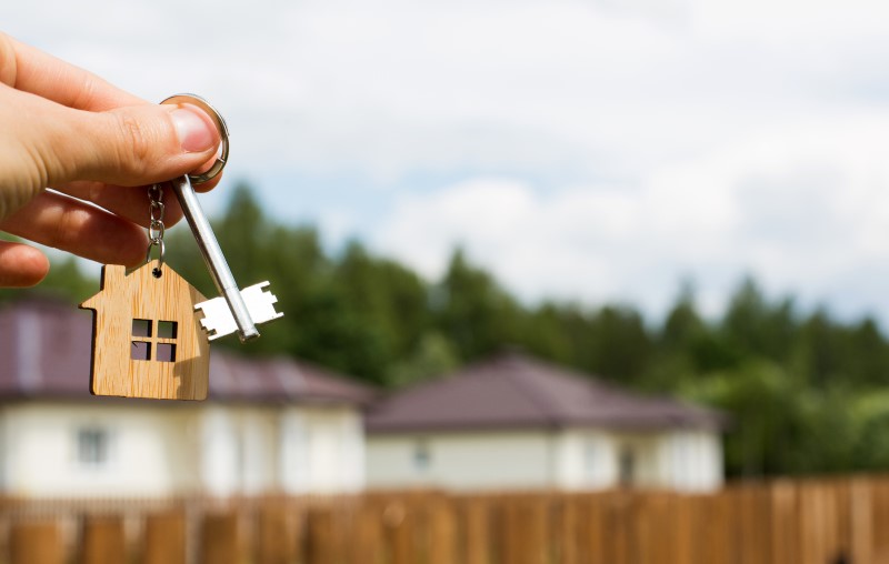 Entrega de chaves | Foto de uma pessoa segurando as chaves da nova casa | Método Construtivo | Blog Alea