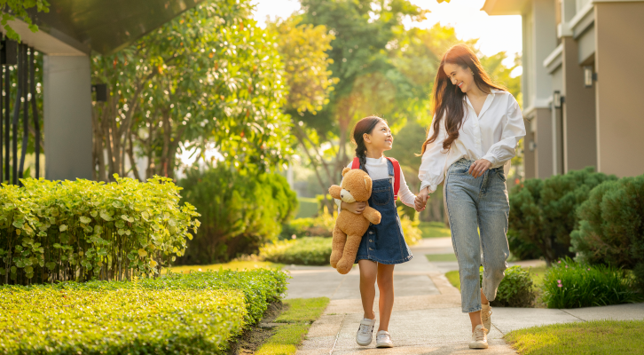 Guia para morar em condomínio | Foto de mãe e filha passeando no condomínio fechado | Estilo de Vida | Blog Alea