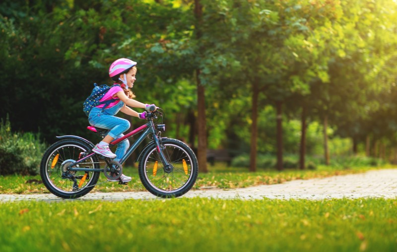 Lazer em condomínio | Foto de uma menina andando de bicicleta | Estilo de Vida | Blog Alea