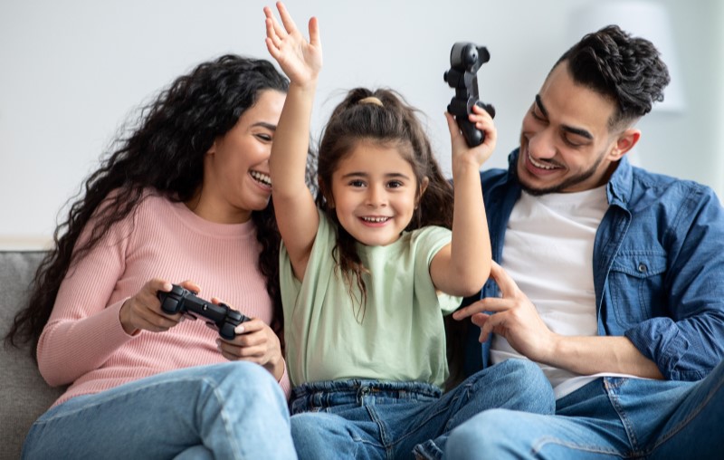 Morar em condomínio de casas | Foto de uma família jogando vídeo game | Estilo de Vida | Blog Alea