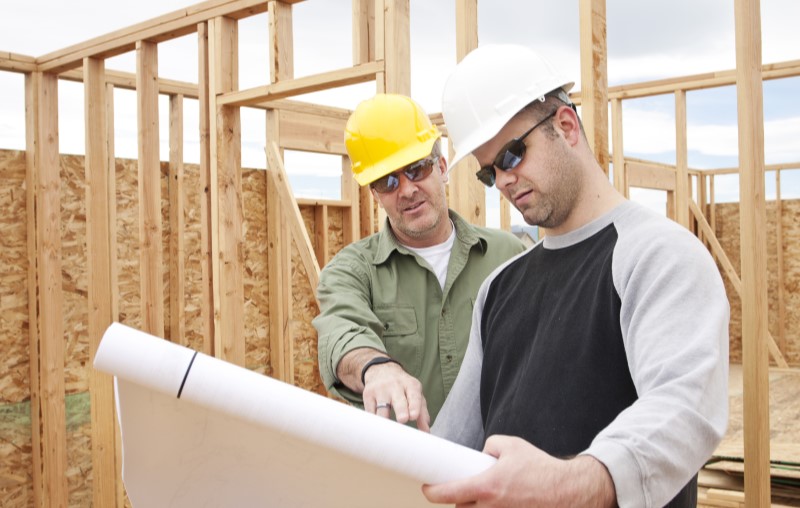 Vantagens do wood frame | Dois engenheiros conversando em uma construção com wood frame | Método Construtivo | Blog Alea