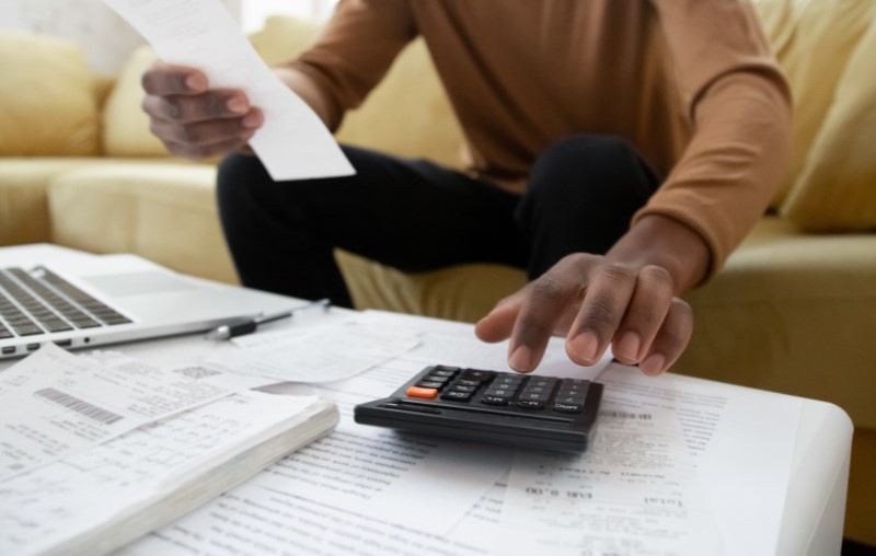 Síndico e administradora de condomínios | Foto de um homem calculando as contas | Estilo de Vida | Blog Alea