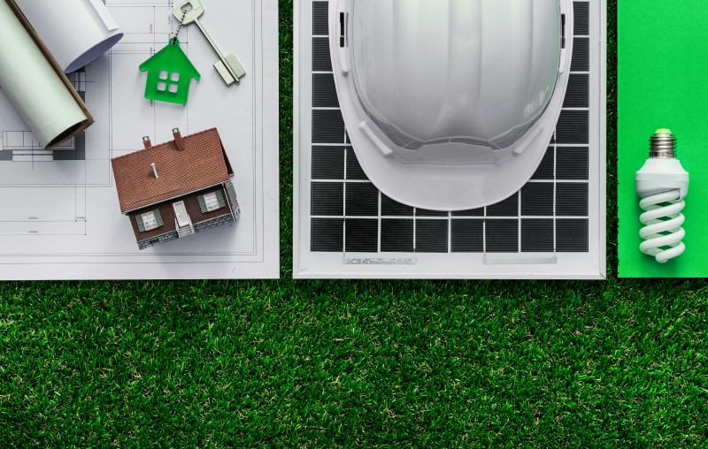 Sustentabilidade na construção civil | Foto de planta de uma casa, miniatura de casa, chave, um capacete de construção civil e uma lâmpada | Método Construtivo | Blog Alea