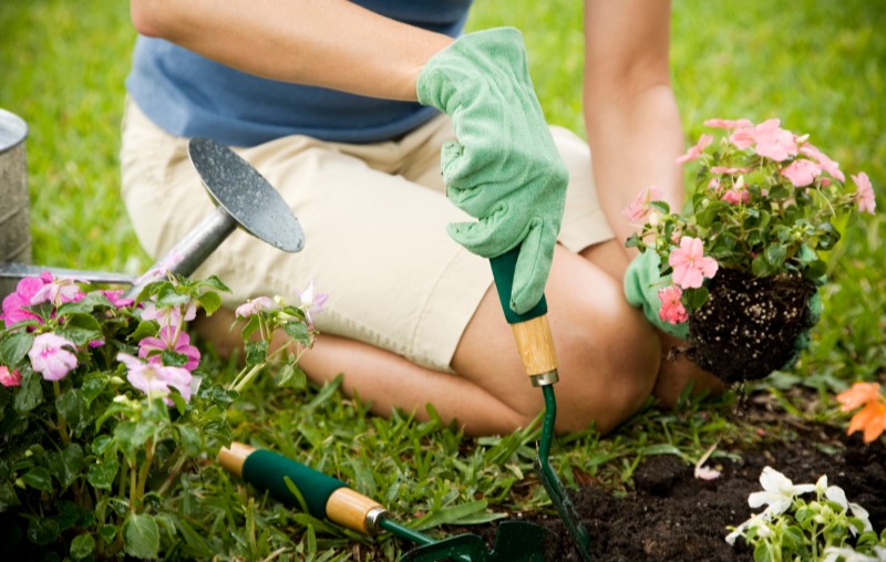 Funcionários de um condomínio | Foto de uma pessoa plantando flores | Estilo de Vida | Blog Alea