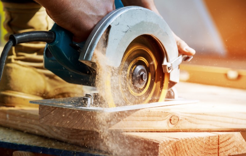 Método construtivo wood frame | Foto de um marceneiro serrando uma madeira | Método Construtivo | Blog Alea