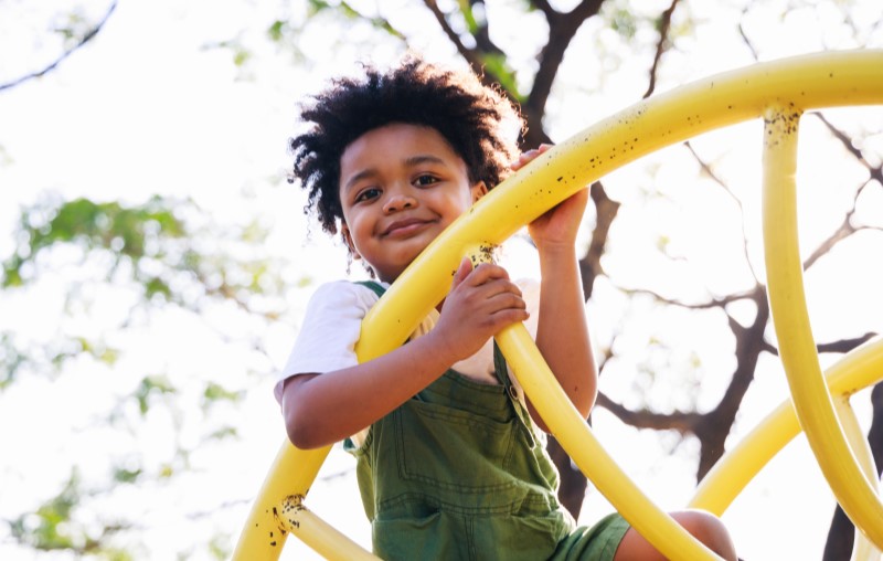 O que é a área comum do condomínio? | Foto de um menino brincando no playground | Estilo de Vida | Blog Alea