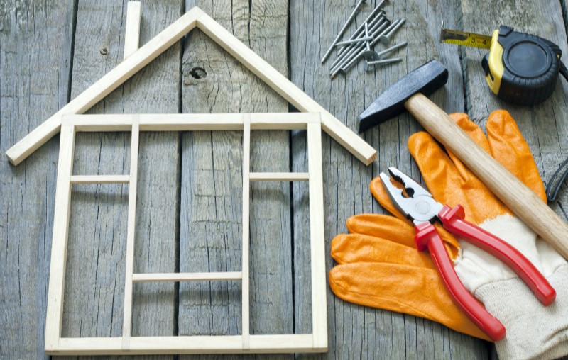 O que é uma casa pré-fabricada | Foto de uma miniatura de casinha de madeira e ferramentas | Estilo de vida | Blog Alea