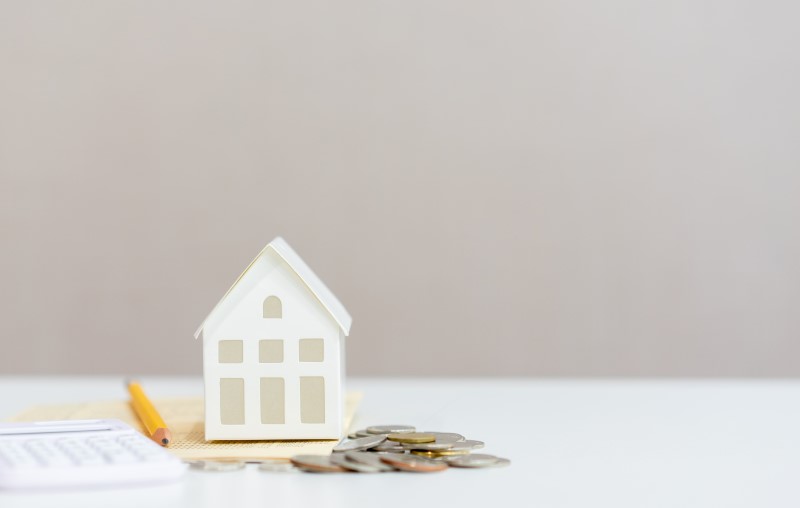 O que é a Taxa de condomínio | Foto de uma casinha e moedas | Estilo de Vida | Blog Alea