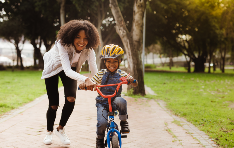 Vantagens da área comum do condomínio | Foto de uma mãe ensinando filho a andar de bicicleta | Estilo de Vida | Blog Alea