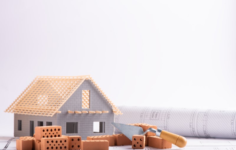 Exemplos de construção de casas pré-fabricadas | Imagem de uma casinha em construção | Método Construtivo | Blog Alea