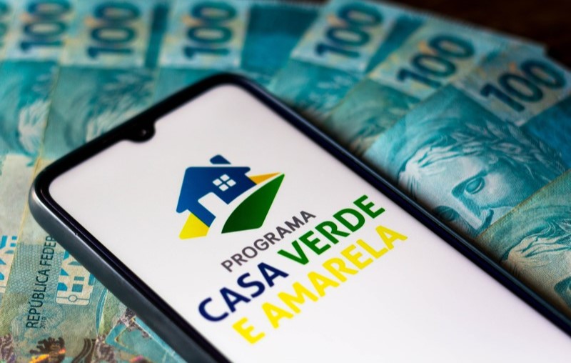 Foto de um celular com a logo do PCVA na tela | Mudança no subsídio Casa Verde e Amarela | Tudo sobre Casa Verde e Amarela | Blog Alea