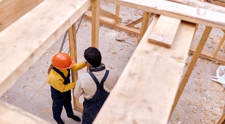 Dois construtores em um canteiro de obras | Wood frame no Brasil | Método Construtivo | Blog Alea