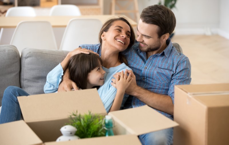 Família feliz ao se mudar para a casa nova | Como se inscrever no Casa Verde e Amarela | Tudo sobre Casa Verde e Amarela | Blog Alea