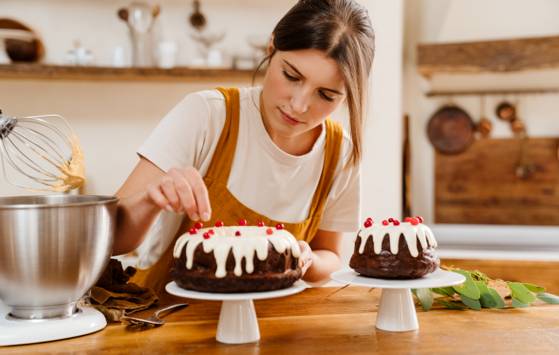 Trabalhadora autônoma preparando um bolo | Quem é autônomo pode participar do Casa Verde e Amarela? | Blog Alea