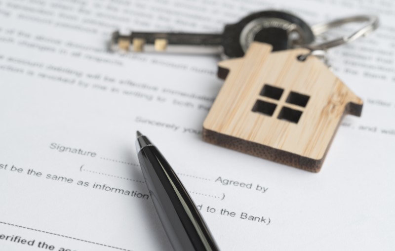 Chaves de casa e um contrato | Regularização fundiária | Tudo sobre o Casa Verde e Amarela | Blog Alea