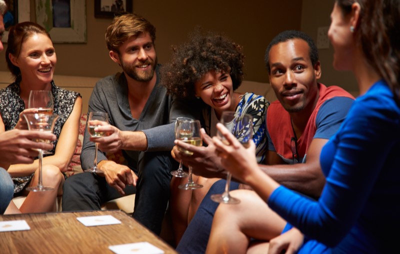 Regras sobre festas | Grupo de amigos em uma festa em casa | Estilo de vida | Blog Alea