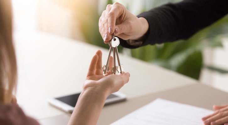 Valor de entrada | Corretora entregando as chaves para uma cliente | Como comprar uma casa | Blog Alea