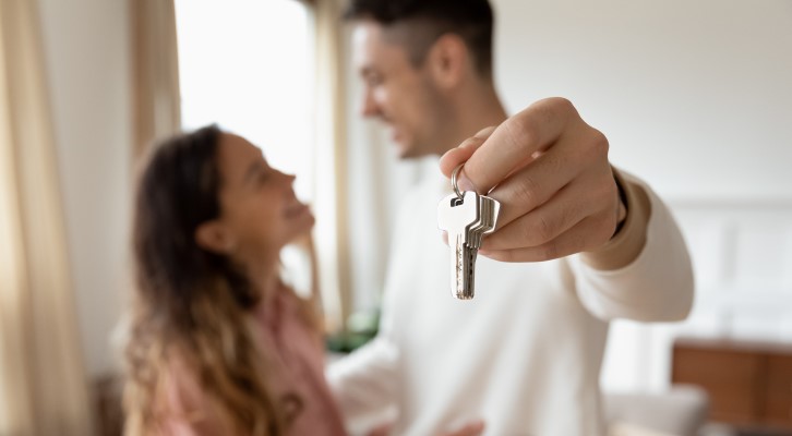 Como financiar um imóvel pela Caixa | Casal feliz após comprar a casa própria | Como comprar uma casa | Blog Alea