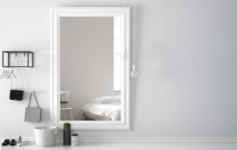Espelhos garantem espaço | Foto de um quarto com espelho na parede | Estilo de vida | Blog Alea