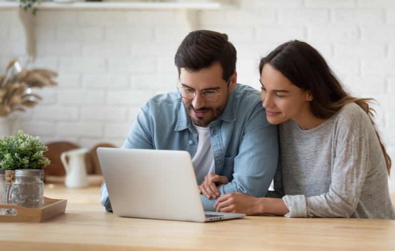 Como consultar o IPTU | Foto de um casal fazendo uma pesquisa no computador | Como comprar uma casa | Blog Alea