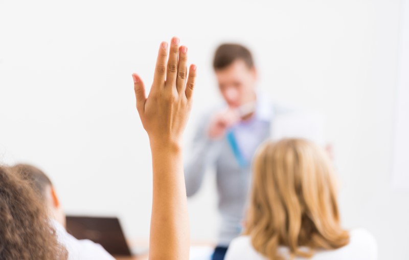 O que acontece se eu não concordar com a convenção do condomínio? | Foto de uma pessoa levantando a mão para tirar uma dúvida | Estilo de vida | Blog Alea