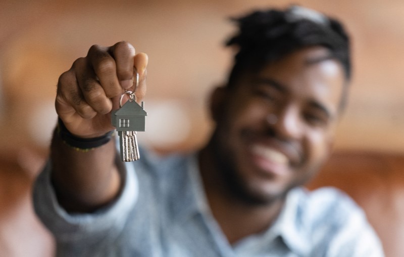 Entrega de chaves | Foto de um homem segurando as chaves da sua casa | Como comprar uma casa | Blog Alea