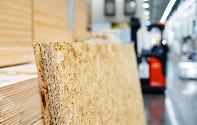 Vantagens do wood frame | Foto de placas de OSB em uma fábrica | Método Construtivo | Blog Alea