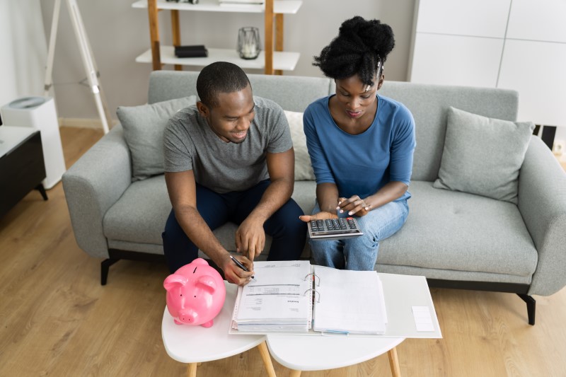 Como poupar dinheiro para financiar uma casa | Foto de um casal calculando as contas | Como comprar uma casa | Blog Alea 