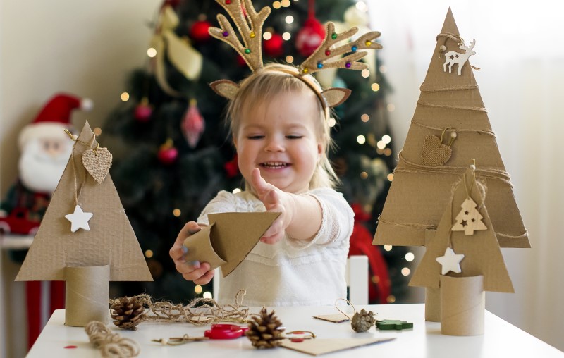 Árvore de Natal DIY | Foto de uma criança montando sua própria árvore de Natal | Estilo de vida | Blog Alea