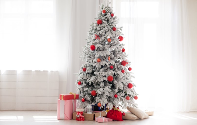 Árvore de Natal branca | Foto de uma árvore de Natal branca decorada | Estilo de vida | Blog Alea