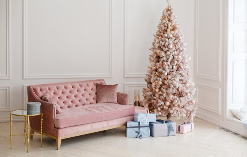 Árvore de Natal colorida | Foto de uma sala de estar com uma árvore de Natal rosa e um sofá rosa | Estilo de vida | Blog Alea