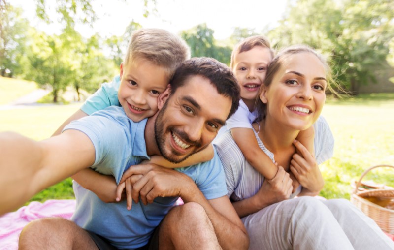 Benefícios da vida em condomínio | Foto de uma família feliz em um parque | Estilo de vida | Blog Alea