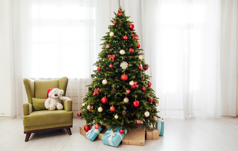 Como decorar árvore de Natal | Foto de uma árvore de Natal ao lado de um sofá | Estilo de vida | Blog Alea