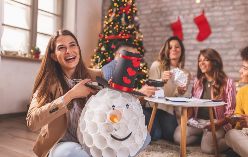 Como fazer decoração de Natal simples | Foto de amigos decorando a casa para o Natal | Estilo de vida | Blog Alea