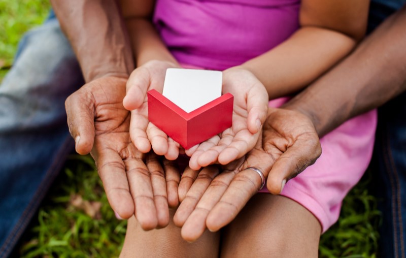 Morar em condomínio vale a pena | Foto de um pai e uma filha segurando uma miniatura de casa | Estilo de vida | Blog Alea