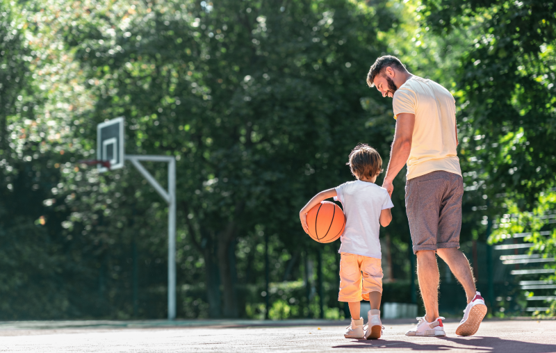 O que é vida em condomínio | Foto de um pai e um filho em uma quadra de basquete no parque | Estilo de vida | Blog Alea