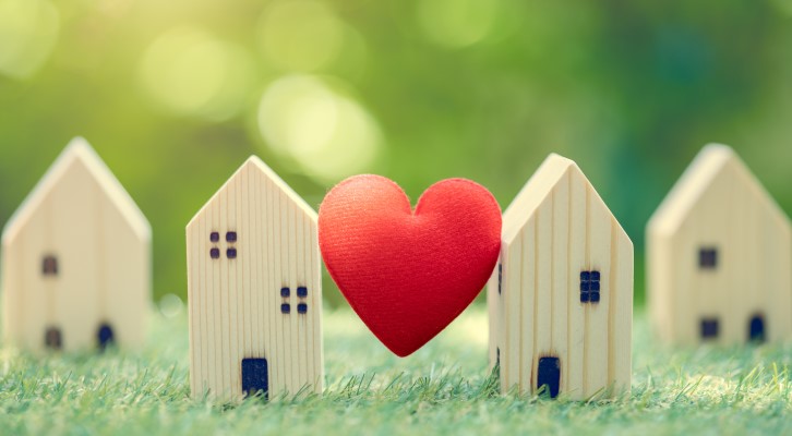 Vida em condomínio | Imagem de duas miniaturas de casa de madeira e um coração | Estilo de vida | Blog Alea