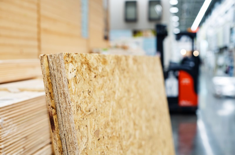Casa de madeira | Foto de uma placa de OSB em uma fábrica | Método Construtivo | Blog Alea