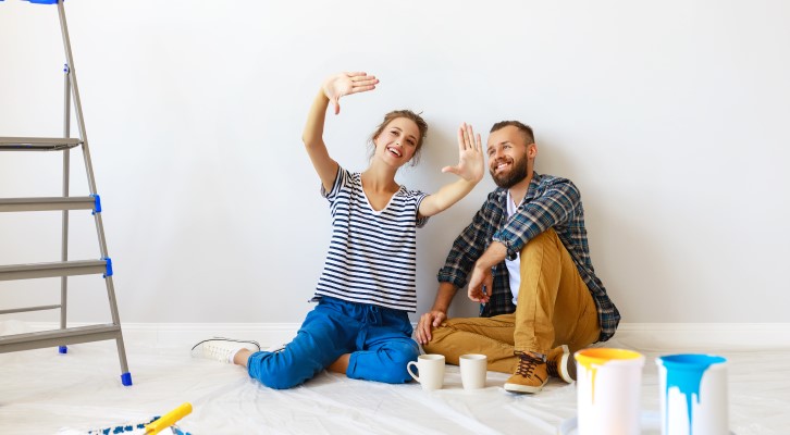 Reforma de casa | Foto de um casal reformando a casa | Estilo de vida | Blog Alea