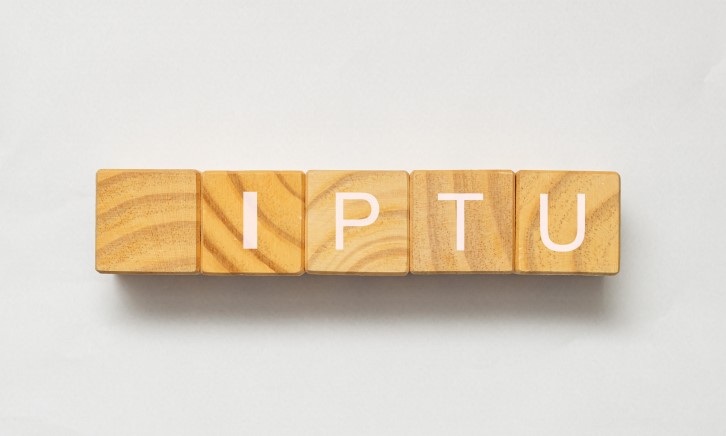 O que é IPTU? | Foto de bloquinhos de madeira escrito IPTU | Como comprar uma casa | Blog Alea