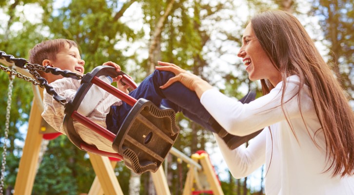 Área de lazer do condomínio | Foto de uma mãe e um filho brincando no parque | Estilo de vida | Blog Alea