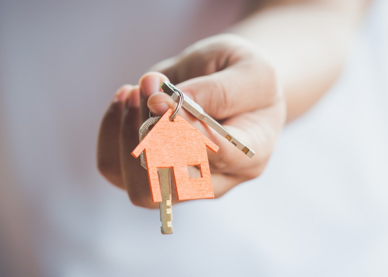 Como escolher um imóvel para financiar | Foto de uma pessoa segurando a chave de uma casa | Blog Alea