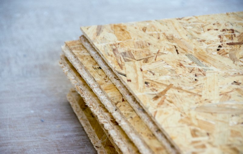 O que é wood frame | Foto de várias placas de OSB | Método Construtivo | Blog Alea