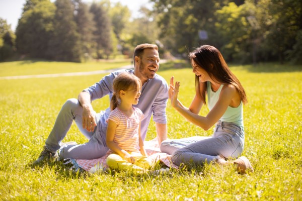 Morar No Interior: Conheça As Vantagens E As Cidades Para Morar | Foto de uma família aproveitando um dia no parque | Estilo de Vida | Blog Alea