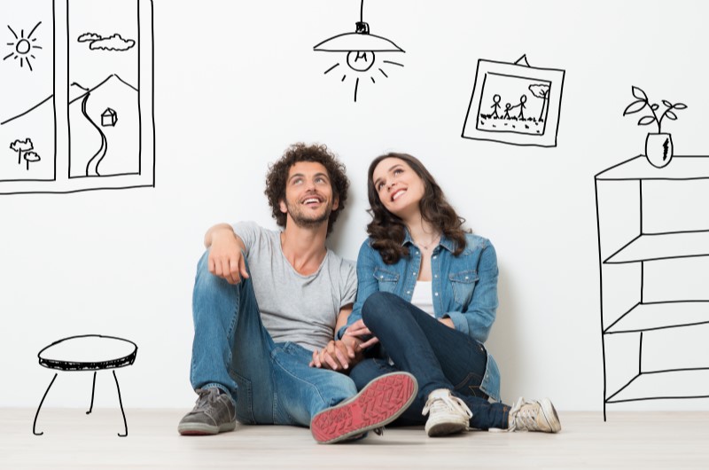 A importância de escolher os estilos de decoração para sua casa | Foto de um casal feliz imaginando a decoração da sua casa | Estilo de Vida | Blog Alea