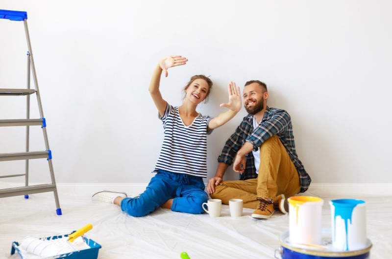 Como escolher os estilos de decoração | Foto de um casal feliz imaginando a decoração do seu lar em reforma | Estilo de Vida | Blog Alea