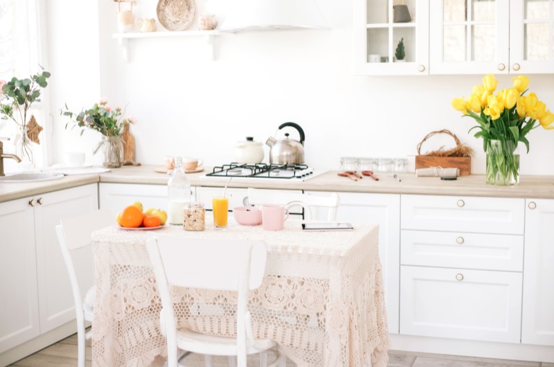 Cottage | Foto de uma cozinha com clores claras, elementos de decoração simples e diversas flores | Estilo de Vida | Blog Alea