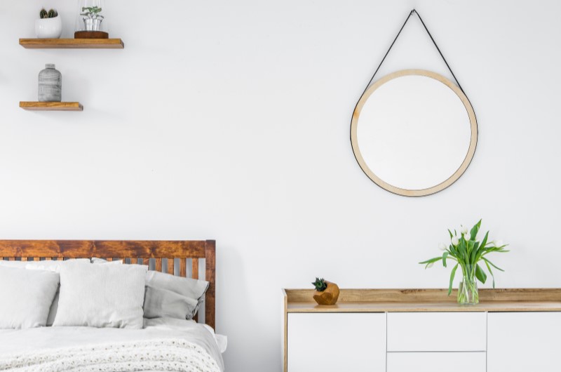 Estilos de decoração: como decorar a casa | Foto de um quarto decorado de modo minimalista, com tons de branco e madeira | Estilo de Vida | Blog Alea