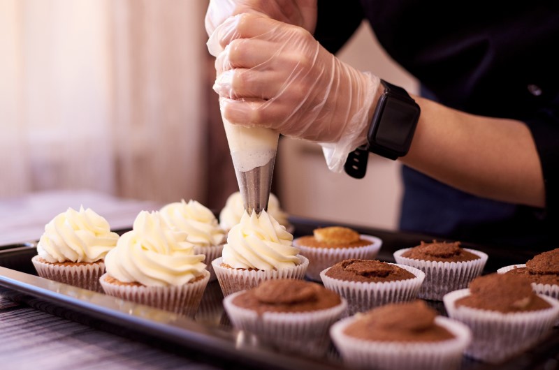 Faça uma renda extra | Foto de uma pessoa decorando cupcakes para vender | Blog Alea